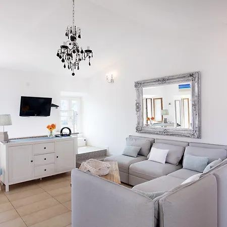 Vecchia Luna With Pool By Italian * לנו