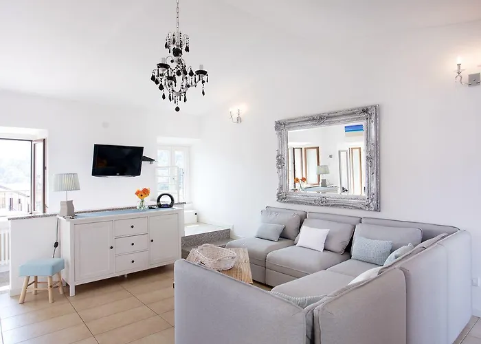 Vecchia Luna With Pool By Italian * לנו